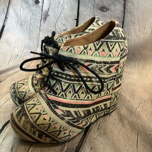 Shi by Journeys Neon Tribal Print Beige Canvas Lace Up Y2K Wedge Booties Sz 8